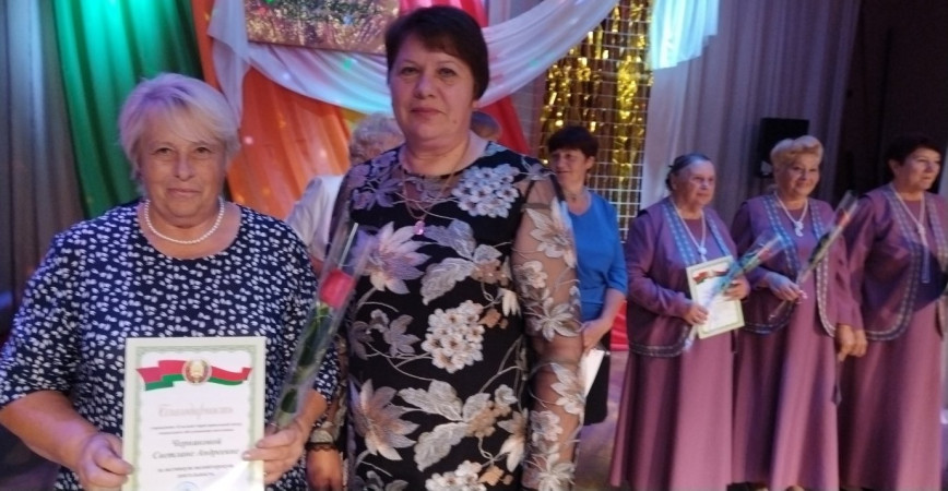А в сердце молодость поет!