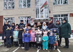 «Безопасный Новый год» с ельскими спасателями и депутатами райсовета или Как пожарный Дед Мороз хороводы водил